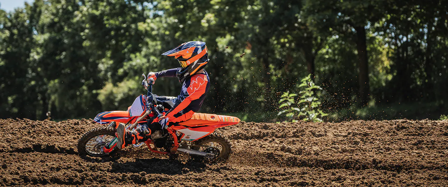 KTM 50 SX Factory Edition 2026, vista 2