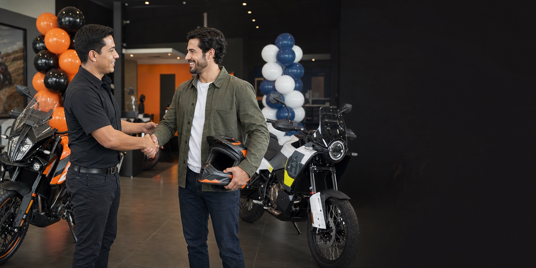 Cliente y asesor estrechando la mano al concluir la compra de una motocicleta nueva