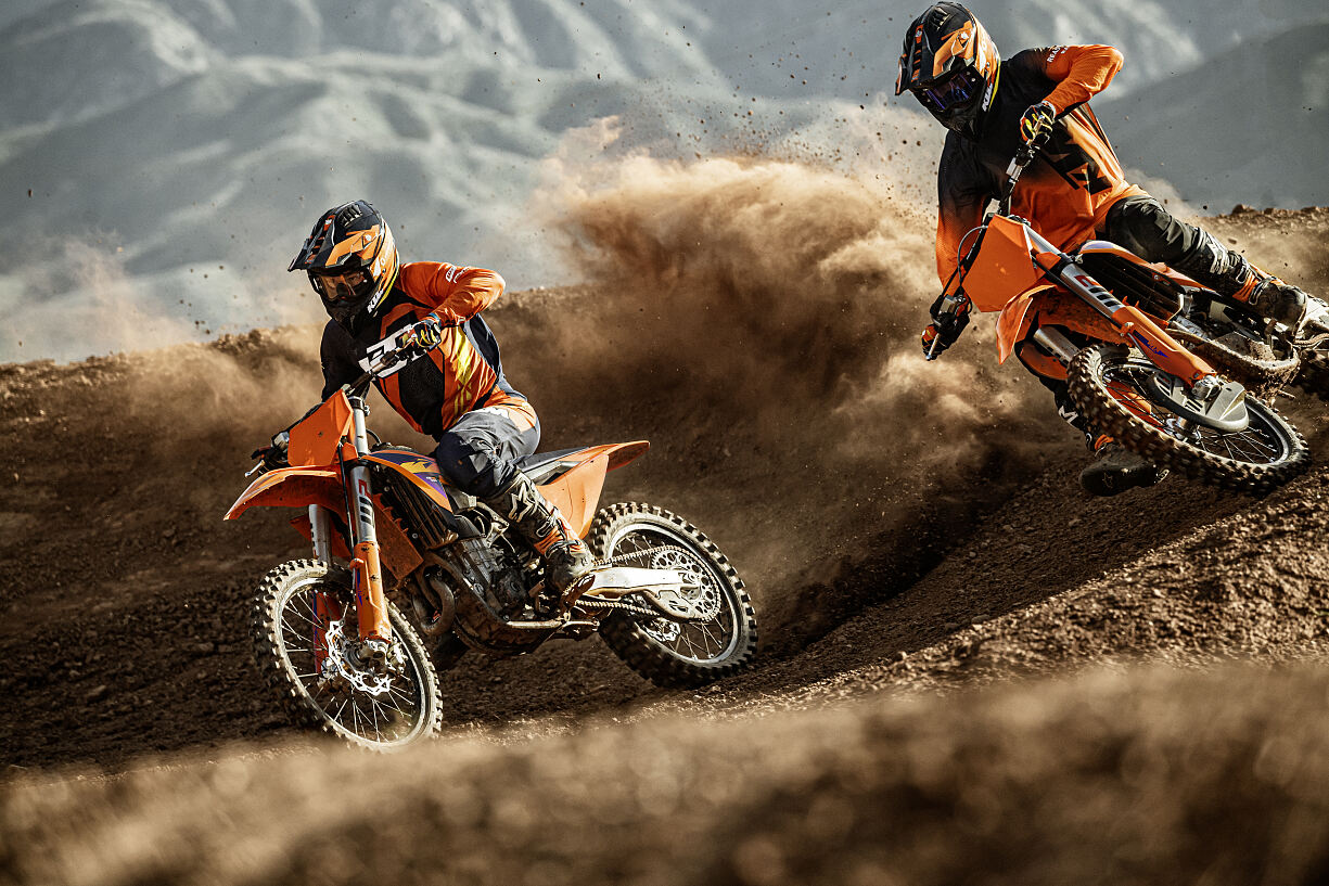 Piloto KTM de motocross en acción