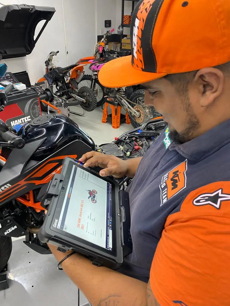 Diagnóstico electrónico de una motocicleta KTM